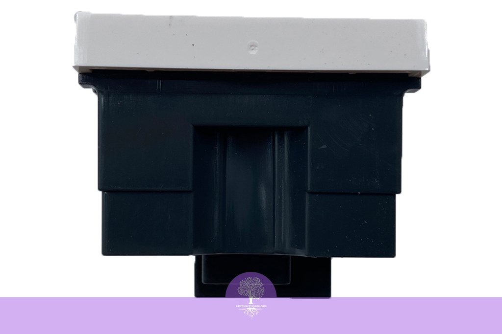 LEGRAND MULTISTD SWITCHED SKT 3M SQ W