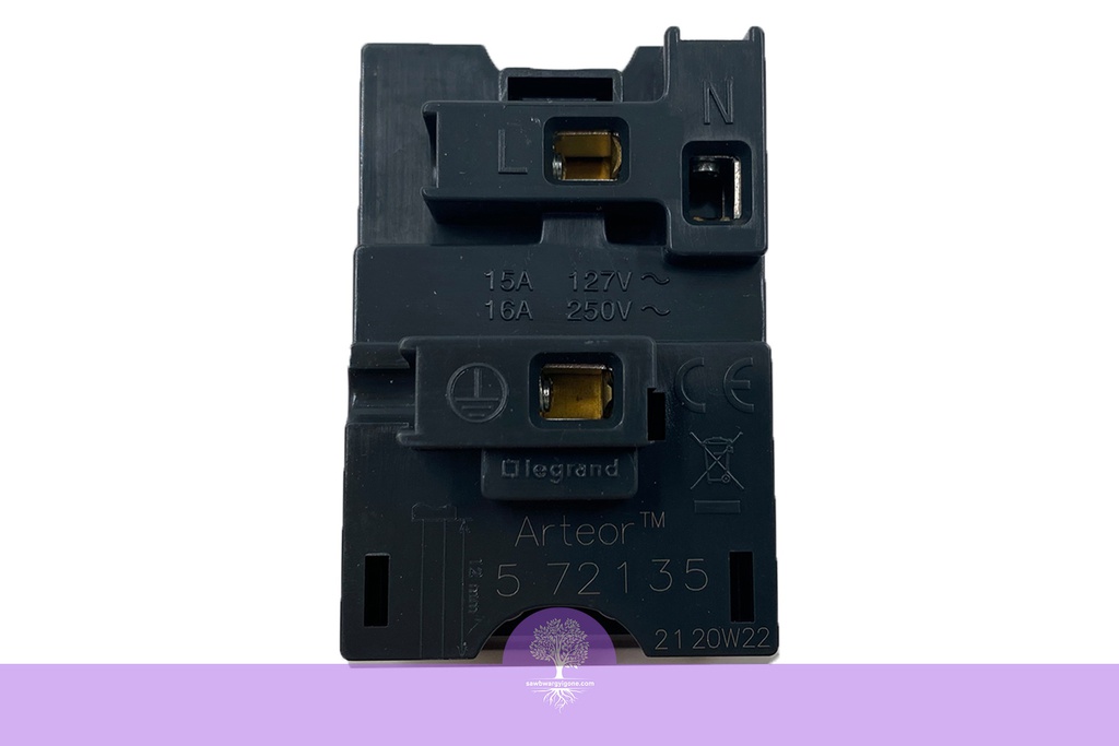 LEGRAND MULTISTD SWITCHED SKT 3M SQ W